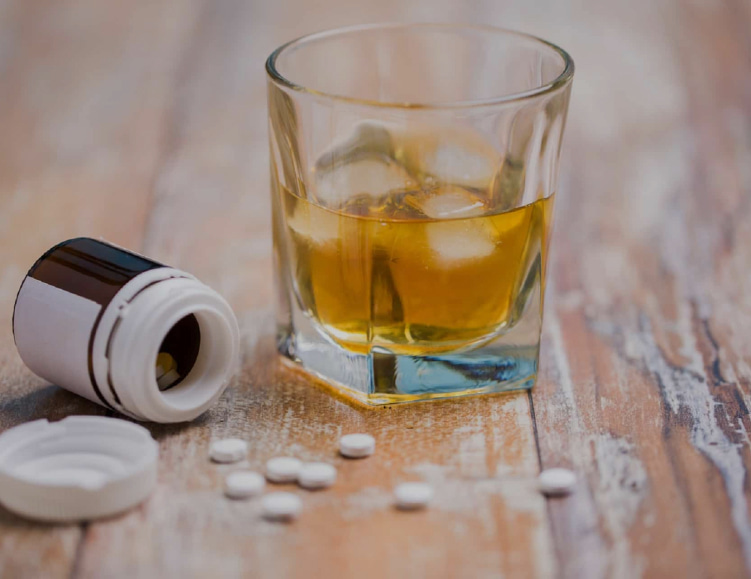 таблетки и бокал